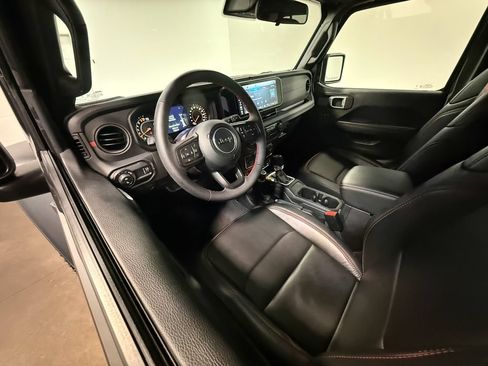 Used 2024 Jeep Gladiator Rubicon w/ Convenience Group AWD/4WD image 2