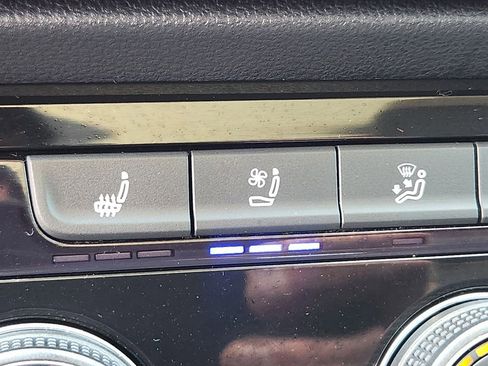 Used 2024 Volkswagen Taos SEL image 28