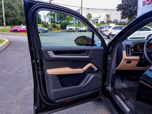 Certified 2025 Porsche Cayenne AWD/4WD image 24