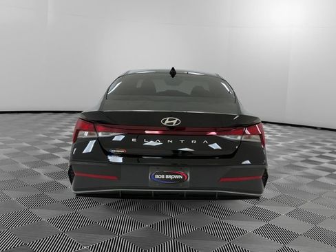 Used 2024 Hyundai Elantra SE FWD image 4