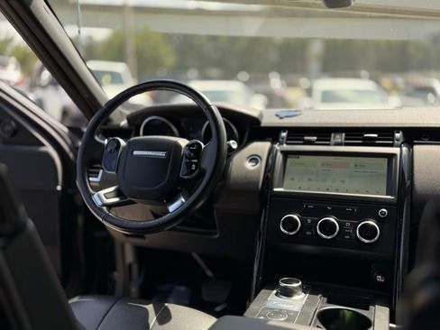 Used 2019 Land Rover Discovery SE image 18