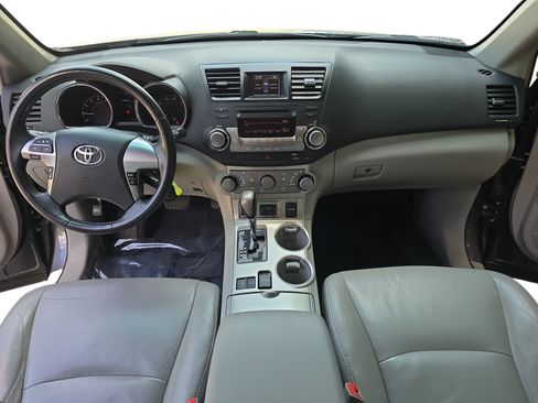 Used 2011 Toyota Highlander SE w/ Tow Pkg FWD image 9