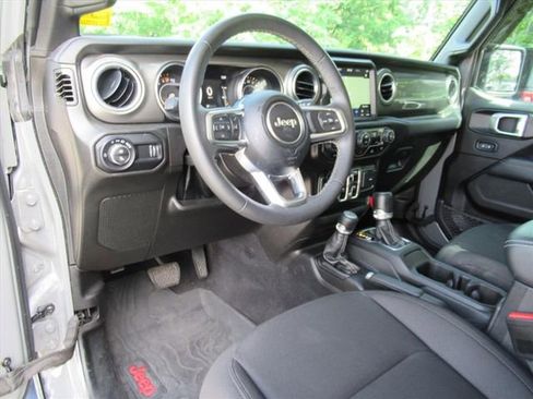 Used 2023 Jeep Gladiator Overland w/ LED Lighting Group AWD/4WD image 18
