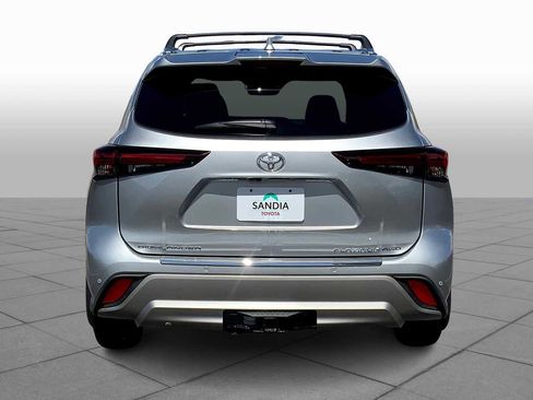 Used 2025 Toyota Highlander Platinum image 4