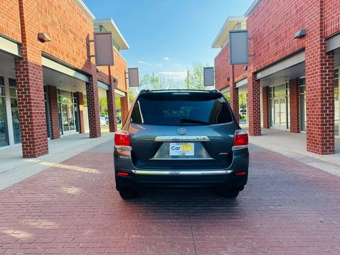 Used 2012 Toyota Highlander Limited w/ Tow Pkg image 5