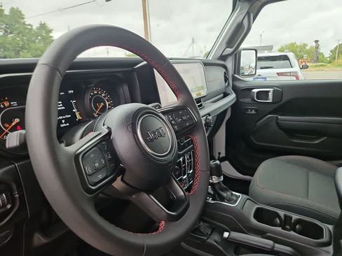 Used 2024 Jeep Gladiator Rubicon AWD/4WD image 10