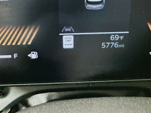 Certified 2025 Kia Carnival image 4