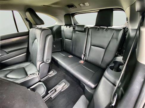 Used 2020 Toyota Highlander Platinum image 25
