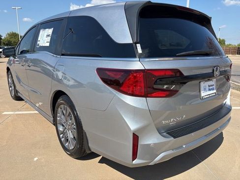 New 2026 Honda Odyssey Touring image 4