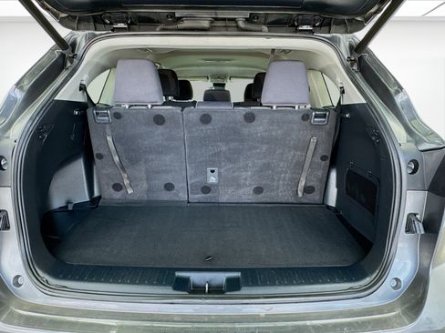 Used 2023 Toyota Highlander LE FWD image 17