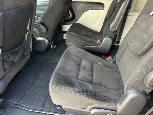 Used 2016 Dodge Grand Caravan SXT w/ UConnect Hands-Free Group FWD image 11