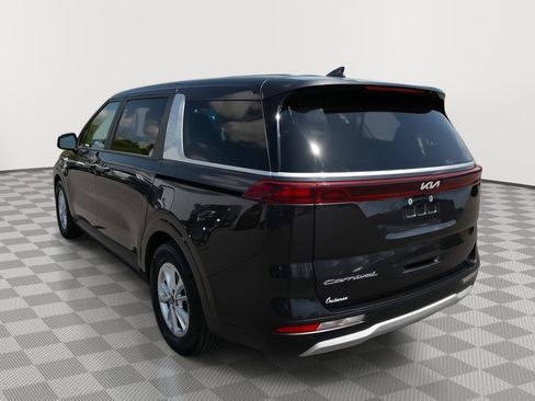 Used 2022 Kia Carnival LX image 7