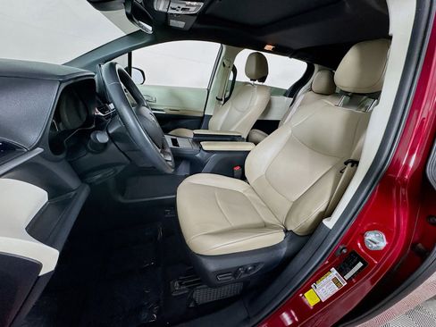 Certified 2024 Toyota Sienna XLE FWD image 12