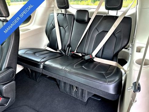 Used 2023 Chrysler Pacifica Touring-L FWD image 19