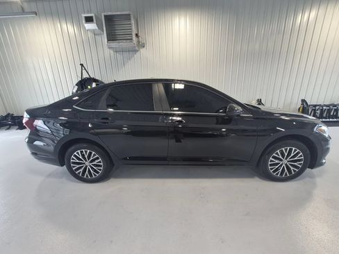 Used 2021 Volkswagen Jetta SE FWD image 2