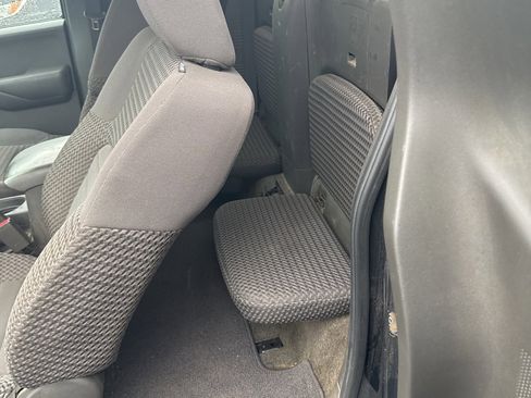 Used 2013 Nissan Frontier SV image 4