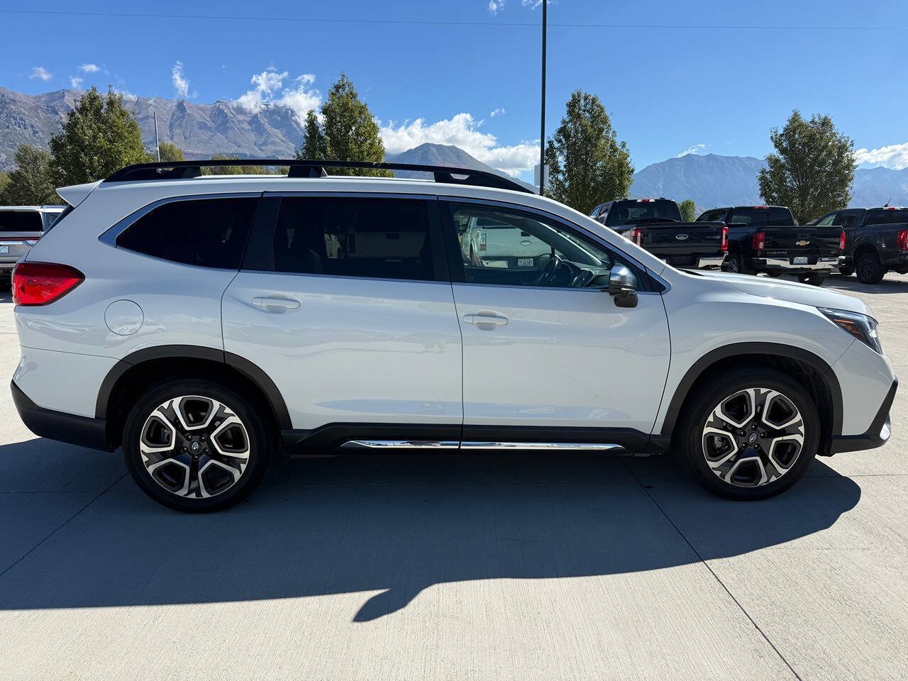 Used 2023 Subaru Ascent Limited w/ Technology Package AWD/4WD image 2