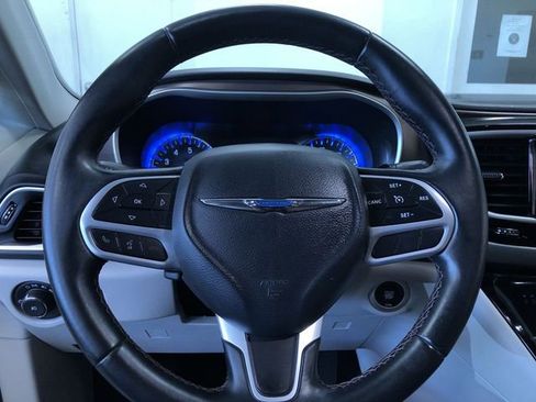 Used 2017 Chrysler Pacifica Touring-L FWD image 25