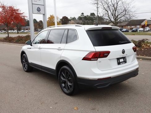 Used 2023 Volkswagen Tiguan SE w/ Panoramic Sunroof Package image 4