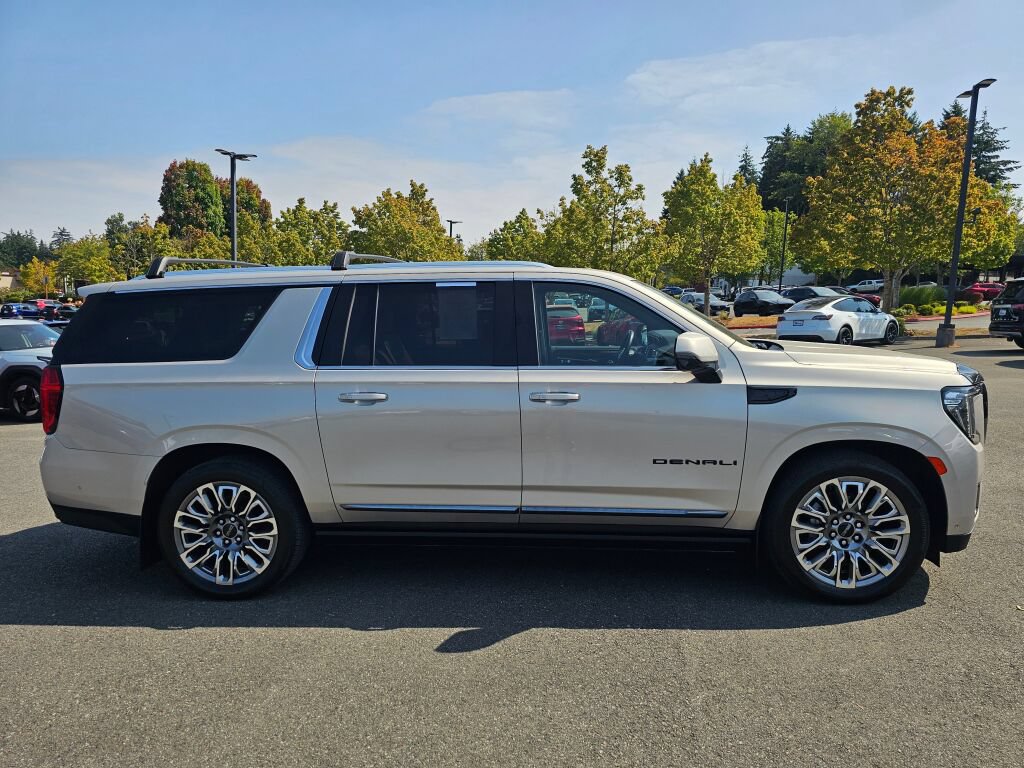 Used 2023 GMC Yukon XL Denali Ultimate AWD/4WD image 4