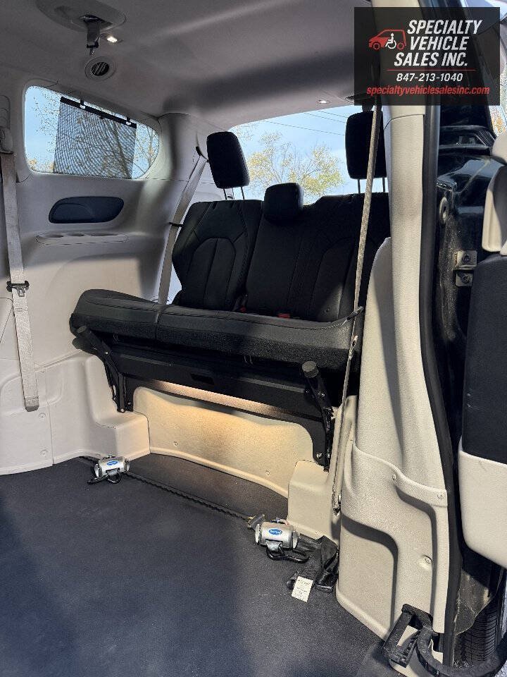 Used 2018 Chrysler Pacifica Touring-L FWD image 17