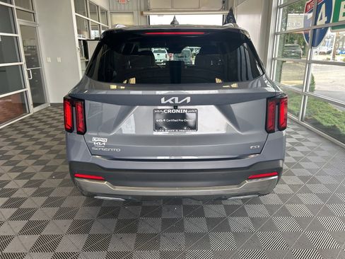 Used 2024 Kia Sorento S image 5