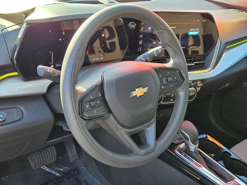 Used 2025 Chevrolet Trax LT FWD image 18