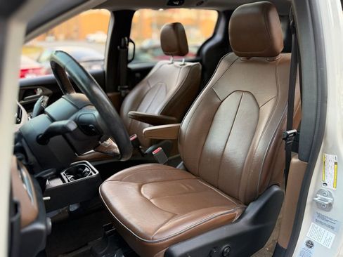 Used 2017 Chrysler Pacifica Limited w/ Advanced Safetytec Group image 26