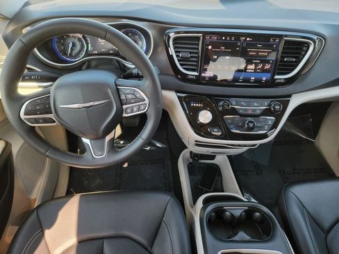 Used 2024 Chrysler Pacifica Touring-L FWD image 25