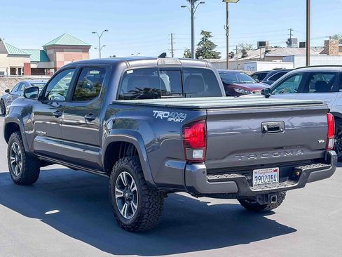 Used 2018 Toyota Tacoma TRD Sport w/ Technology Package image 2
