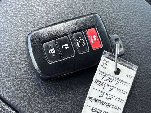 Used 2019 Toyota Highlander XLE FWD image 21