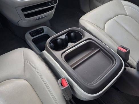 Used 2017 Chrysler Pacifica Touring-L FWD image 18