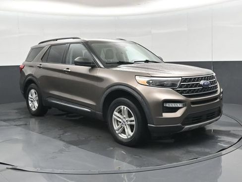 Used 2021 Ford Explorer XLT w/ Equipment Group 202A AWD/4WD image 33