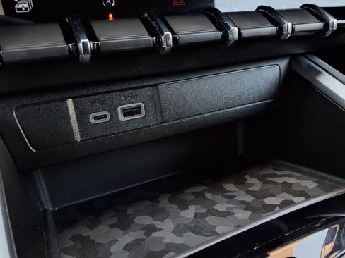 Used 2023 Chevrolet Colorado LT w/ LT Convenience Package image 11