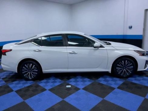 Used 2023 Nissan Altima 2.5 SV AWD/4WD image 9