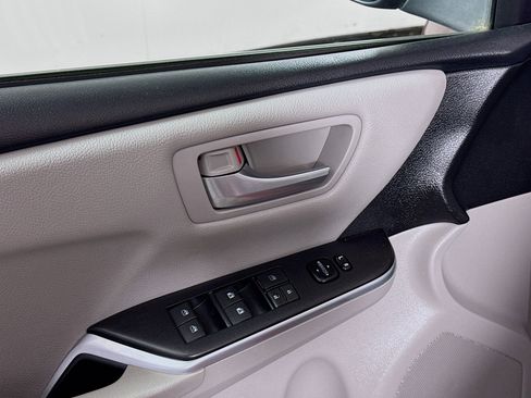 Certified 2017 Toyota Camry SE w/ Moonroof Package image 20