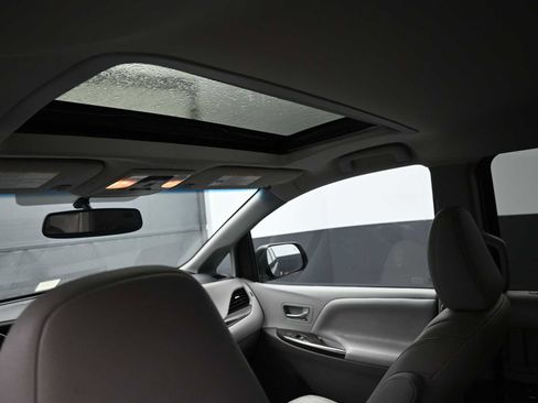 Used 2015 Toyota Sienna XLE image 13