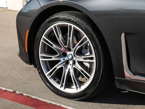 Used 2021 BMW 750i xDrive image 64