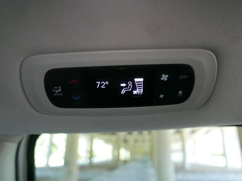 Used 2021 Chrysler Pacifica Touring-L FWD image 23