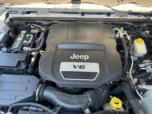 Used 2015 Jeep Wrangler Unlimited Sahara AWD/4WD image 8
