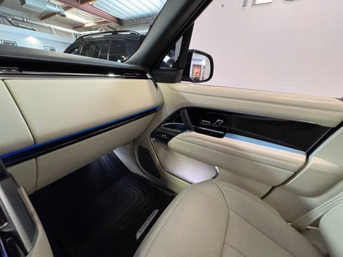 Used 2025 Land Rover Range Rover Long Wheelbase Autobiography image 30