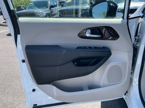 Certified 2023 Chrysler Pacifica Limited FWD image 31