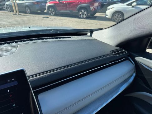 Used 2025 Jeep Compass Limited image 31