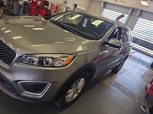 Used 2017 Kia Sorento LX w/ LX Convenience Package AWD/4WD image 5