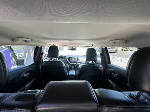 Used 2018 Jeep Cherokee Limited AWD/4WD image 32