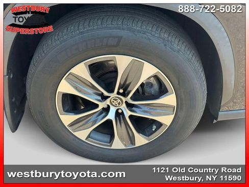 Used 2022 Toyota Highlander XLE AWD/4WD image 14