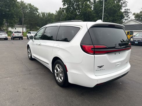 Used 2022 Chrysler Pacifica Limited FWD image 5