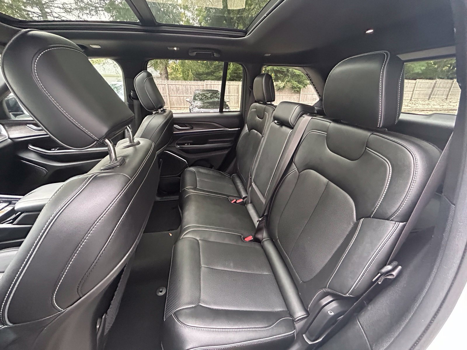 Used 2023 Jeep Grand Cherokee Overland AWD/4WD image 11