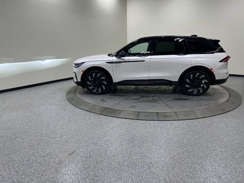 Certified 2025 Lincoln Nautilus Reserve w/ Jet Appearance Package image 9