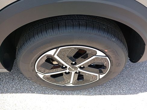 New 2025 Kia Niro EX image 10